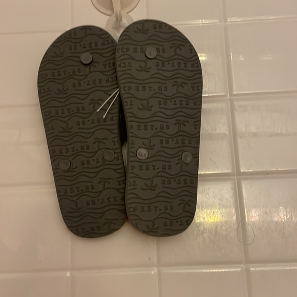 Children Place Dino print flip flops, size 5/6. Color gray, 100% plastic. - Picture 13 of 16